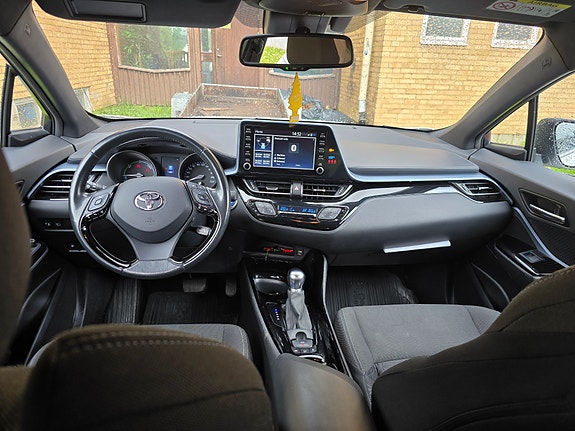 Toyota C-HR 4 of 5