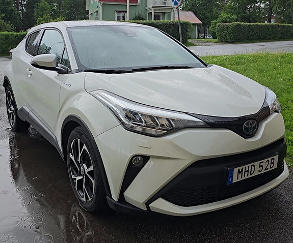 Toyota C-HR 2 of 5