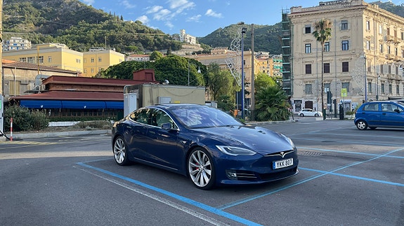 Tesla Model S 3 of 5