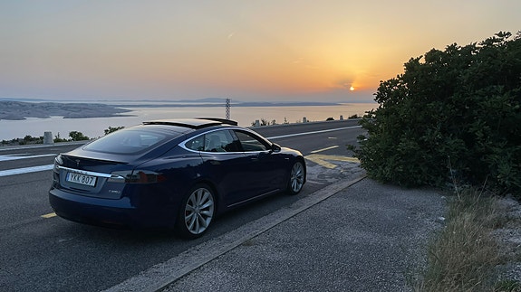 Tesla Model S 4 of 5