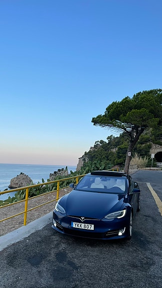 Tesla Model S 2 of 5