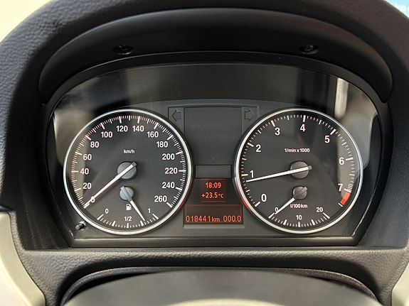 BMW 320i 18 of 26