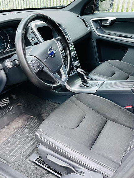 Volvo XC60 3 of 5