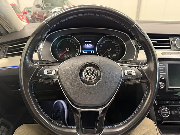 Volkswagen Passat 22 of 30