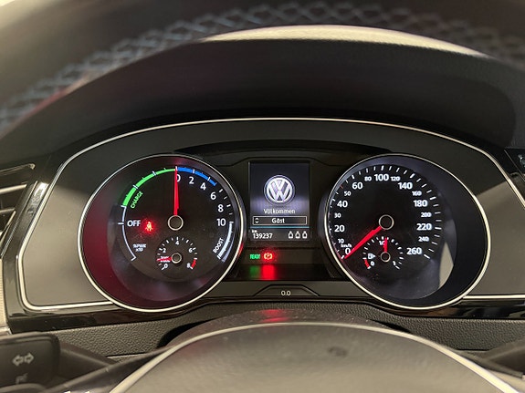 Volkswagen Passat 24 of 30