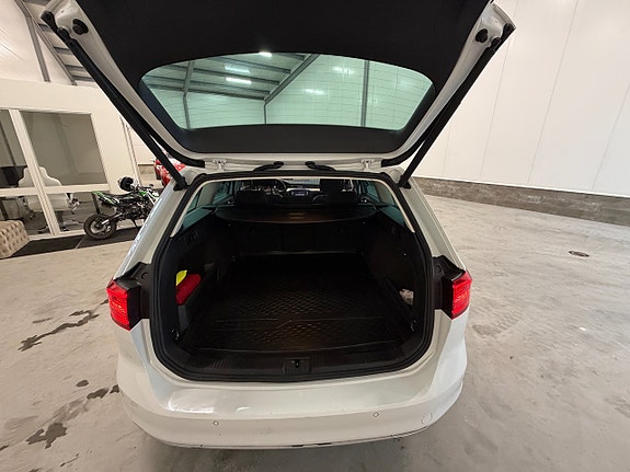 Volkswagen Passat 13 of 30