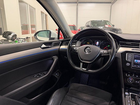 Volkswagen Passat 17 of 30