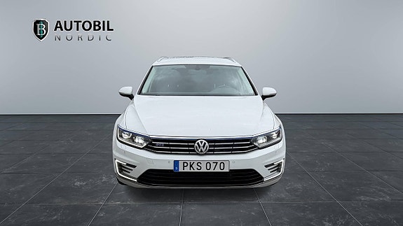 Volkswagen Passat 2 of 5