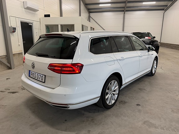 Volkswagen Passat 7 of 30