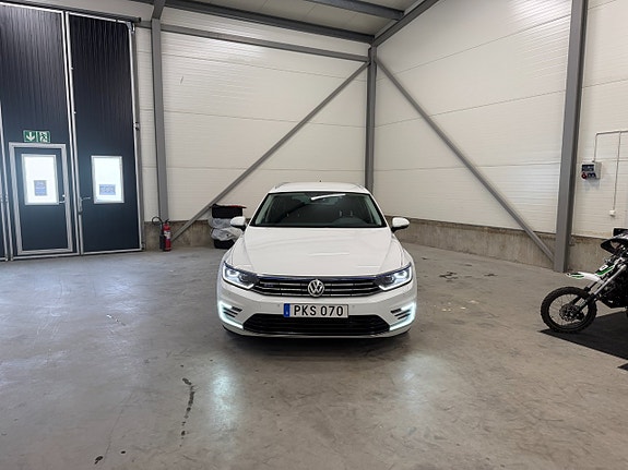 Volkswagen Passat 2 of 5