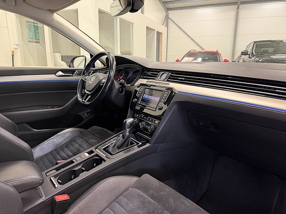 Volkswagen Passat 9 of 30