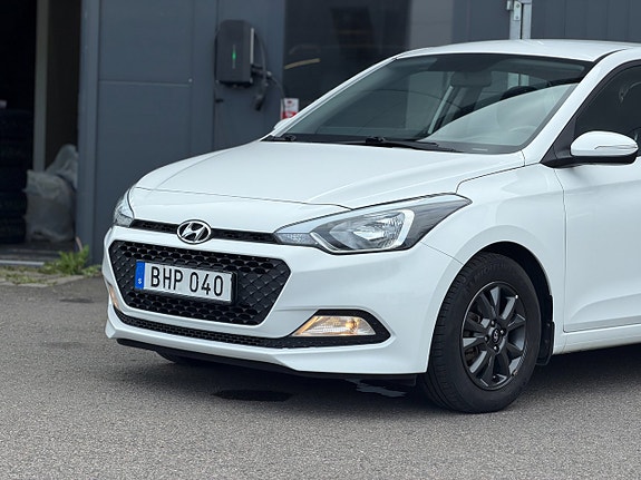 Hyundai i20 2 of 5