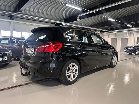 BMW 218d 4 of 5