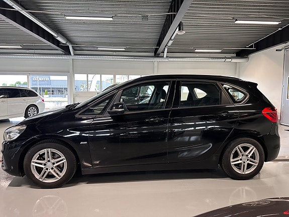 BMW 218d 3 of 5