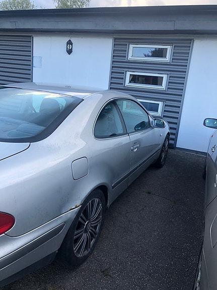 Mercedes-Benz CLK320 3 of 5