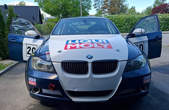 BMW 330i 4 of 5