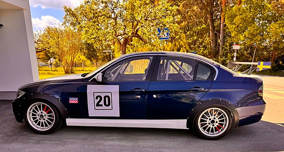 BMW 330i 2 of 5