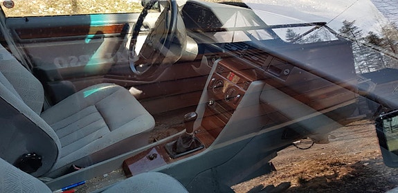 Mercedes-Benz E200 2 of 5