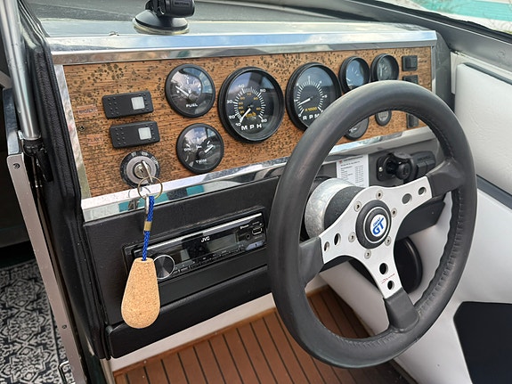Regal Valanti 220 XL V8 – Klassisk sportbåt med härligt V8 med trailer 8 of 12