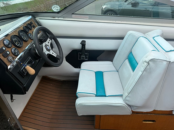 Regal Valanti 220 XL V8 – Klassisk sportbåt med härligt V8 med trailer 7 of 12