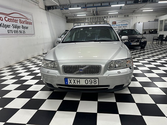 Volvo V70 3 of 5