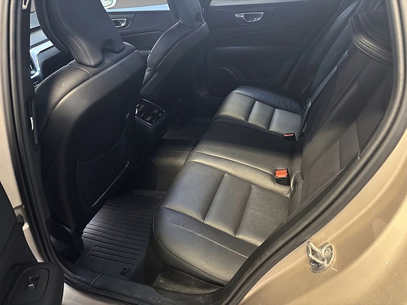 Volvo V60 Cross Country 9 of 14