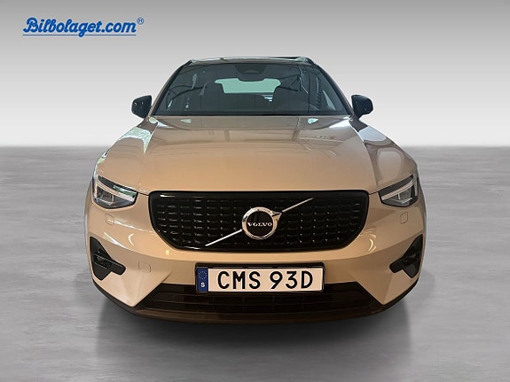 Volvo XC40 2 of 5
