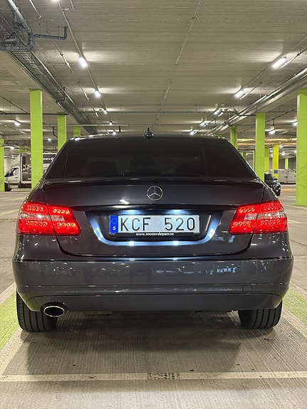 Mercedes-Benz E200 4 of 5