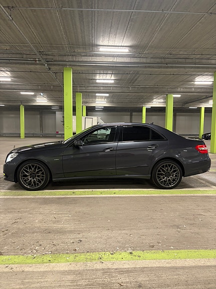 Mercedes-Benz E200 2 of 5