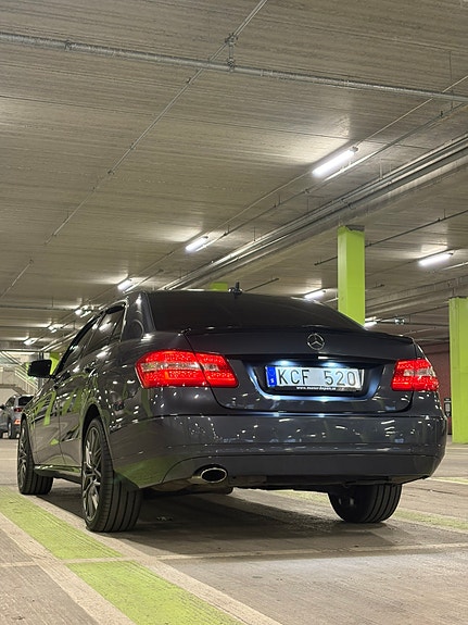 Mercedes-Benz E200 3 of 5