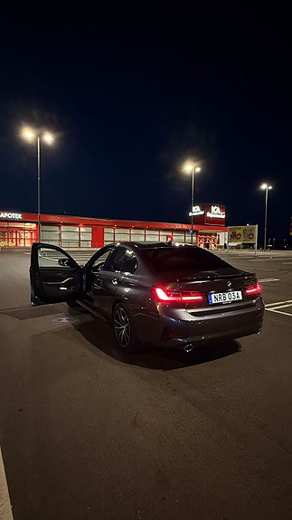 BMW 330e 3 of 5