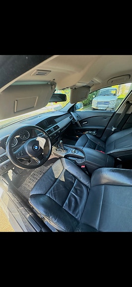 BMW 523i 3 of 4
