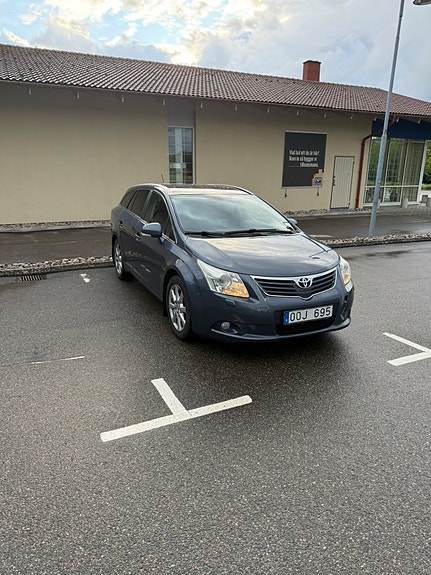 Toyota Avensis 2 of 5