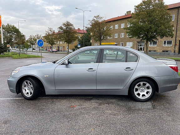 BMW 525i 3 of 5