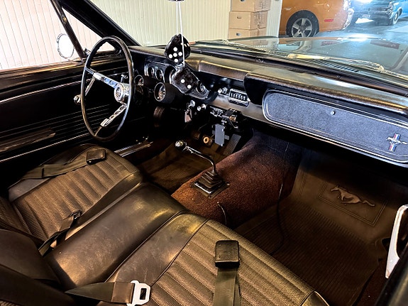 Ford Mustang 13 of 24