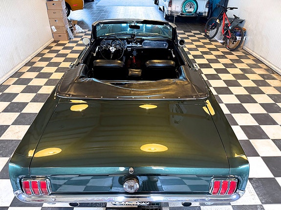Ford Mustang 4 of 5