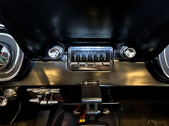 Ford Mustang 9 of 24