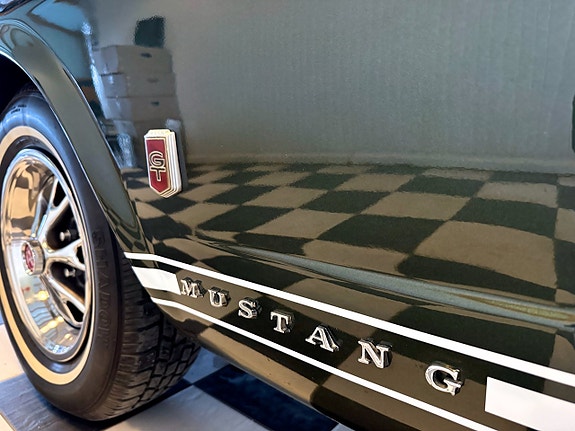 Ford Mustang 11 of 24