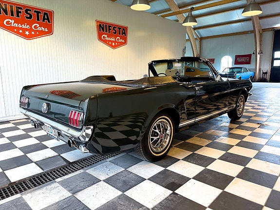 Ford Mustang 3 of 5