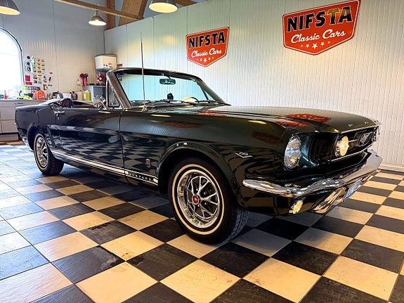 Ford Mustang 2 of 5