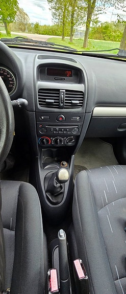 Renault Clio 16 of 19