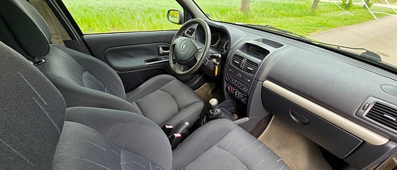 Renault Clio 11 of 19