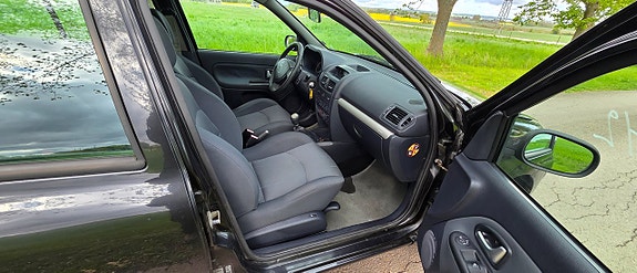 Renault Clio 14 of 19