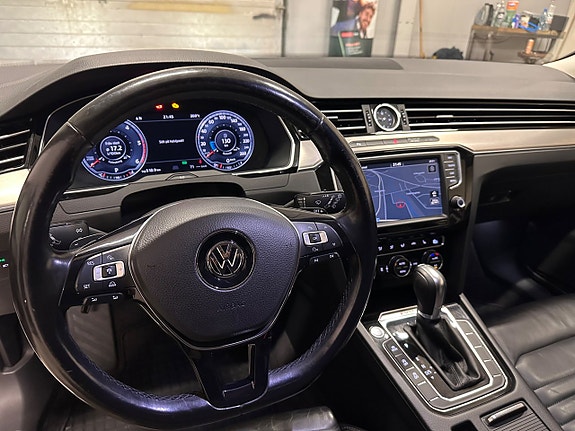 Volkswagen Passat 10 of 22