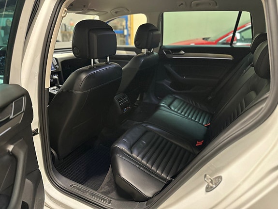 Volkswagen Passat 13 of 22