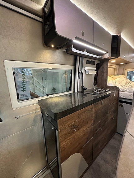 Robeta Adonis Mercedes 4x4 190HK AUT (Dubbelbädd & popup tak) Inverter Adapt farthållare, Litiumbatteri, Solcell, kvarnt 8 of 21