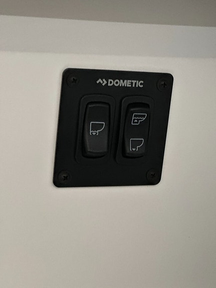 Robeta Adonis Mercedes 4x4 190HK AUT (Dubbelbädd & popup tak) Inverter Adapt farthållare, Litiumbatteri, Solcell, kvarnt 14 of 21