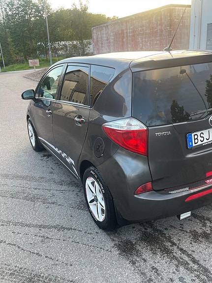 Toyota Verso-S 4 of 5