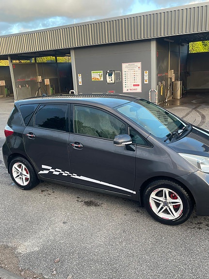 Toyota Verso-S 3 of 5
