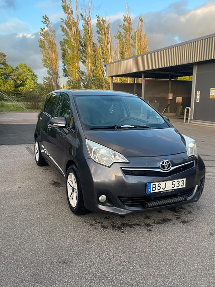 Toyota Verso-S 2 of 5
